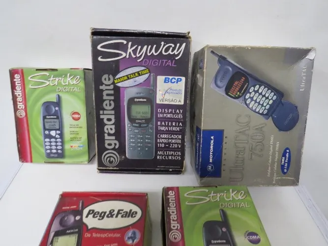 lote de celulares antigos na caixa