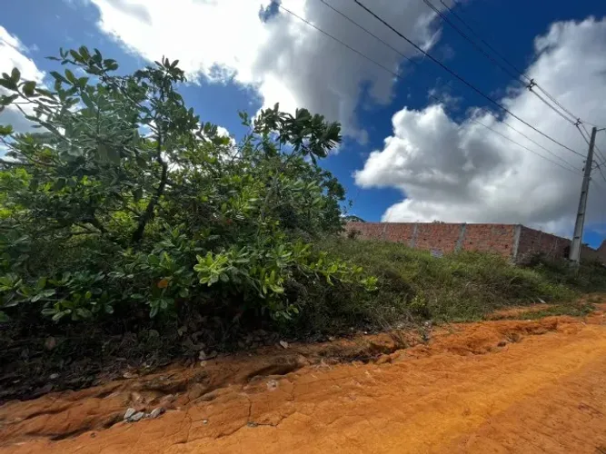 Terreno no Canto dos Pássaros possibilidade de parcelamento