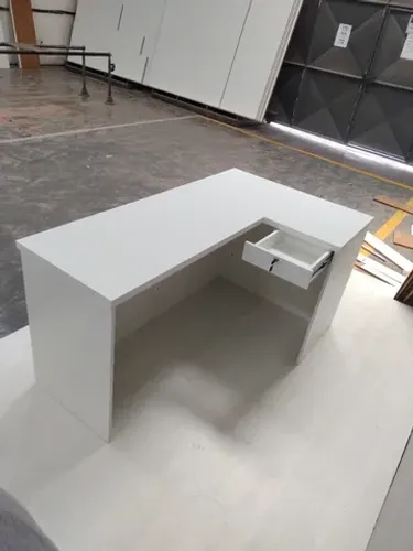 mesa em L ripada branca
