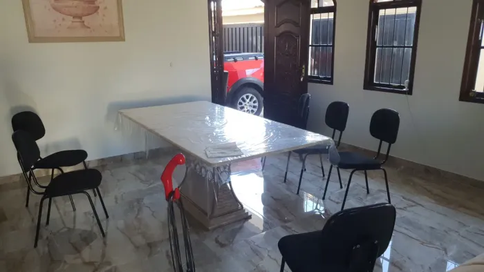 VENDO MESA DE TRAVERTINO ENTALHADA COM PÉ EM ESTRUTURA DE FERRO TRABALHADO 