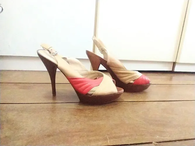 Sandália salto bege e vermelho em couro
