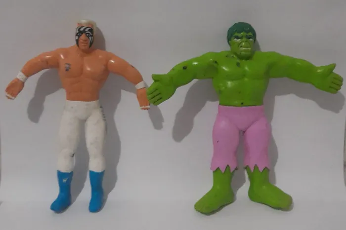 Bonecos antigos de borracha lutador e Hulk