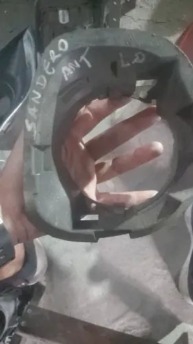 Acabamento Direito do Farol Antigo Renault Sandero