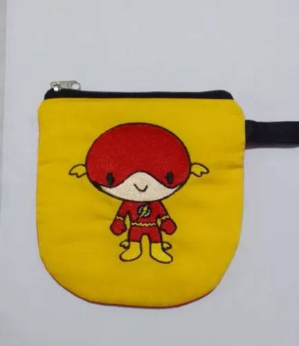 Necessarie em tecido bordada com super heroi