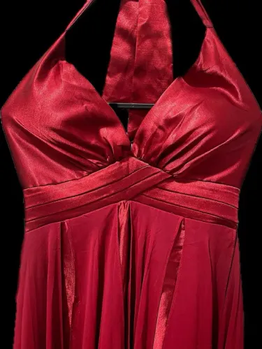 Lindo vestido de Festas na cor Vermelho