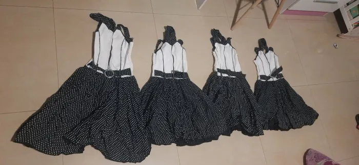 Vendo 4 vestidos iguais 4, 6 e 10 anos 