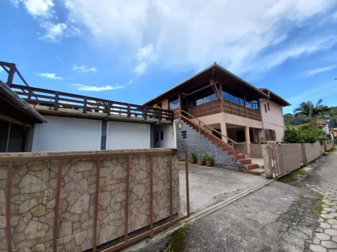 Casa à venda na Ferrugem, Garopaba - 600 metros da Praia da Ferrugem
