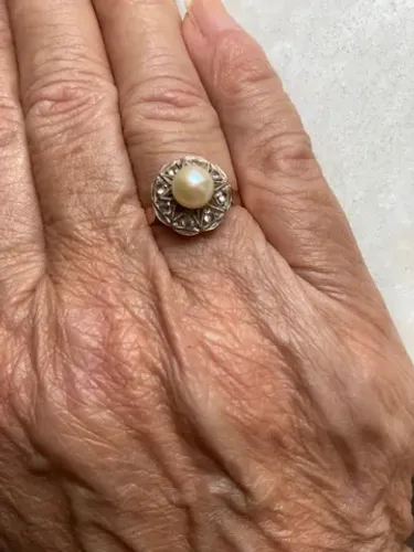 Lindíssimo anel de ouro em pérola (verdadeira) com mini brilhantes cravejados