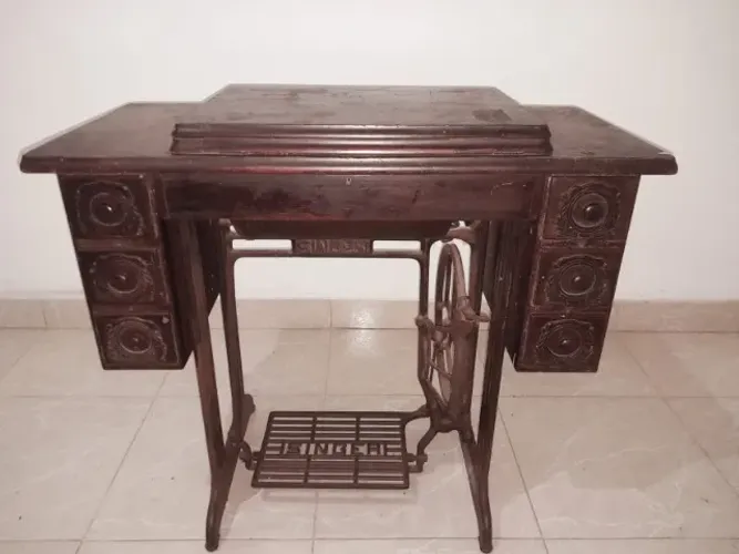 Antiga Máquina de Costura Singer com Gabinete
