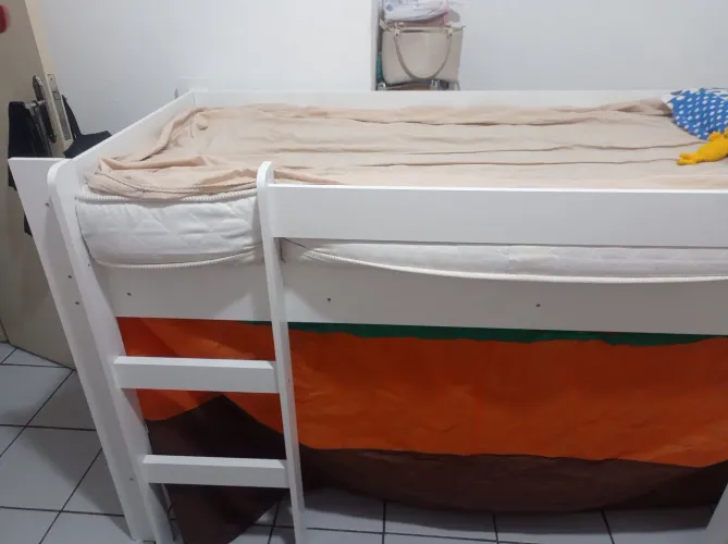Cama com escorregador