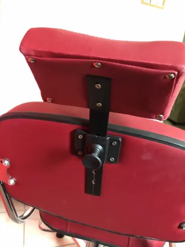 Cadeira para cabeleireira e design de sobrancelha