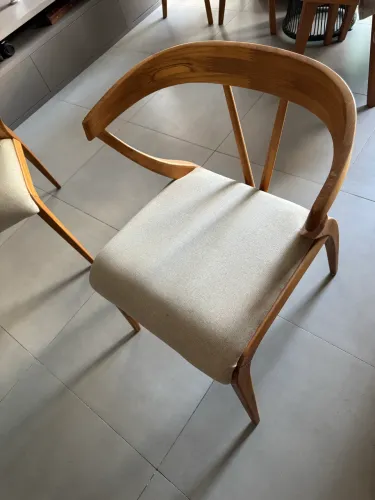 Poltrona em madeira maciça com estofado em linho 