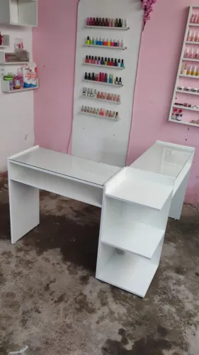 Mesa de Manicure com Vidro e Prateleiras