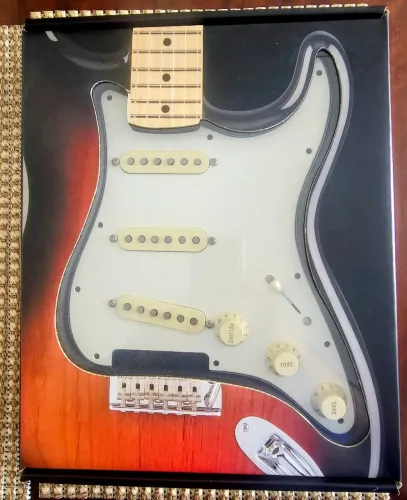 Escudo guitarra Fender Stratocaster SSS Tex Mex montado completo 