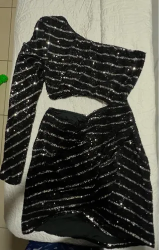 Belíssimo Vestido em paetê preto de festa com brilho de 320,00 por 85,00