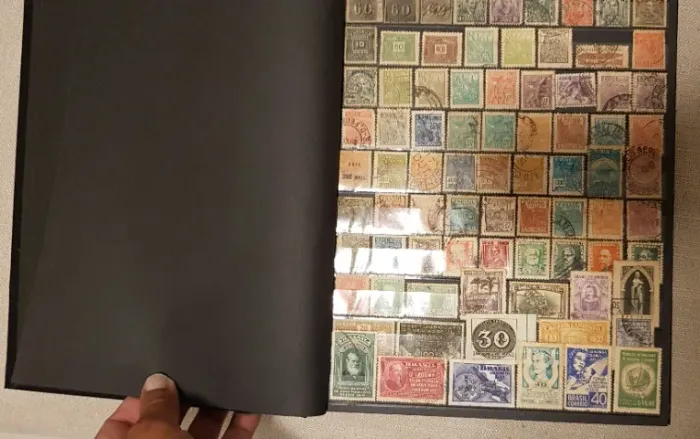 Album de selos com centenas de selos raros
