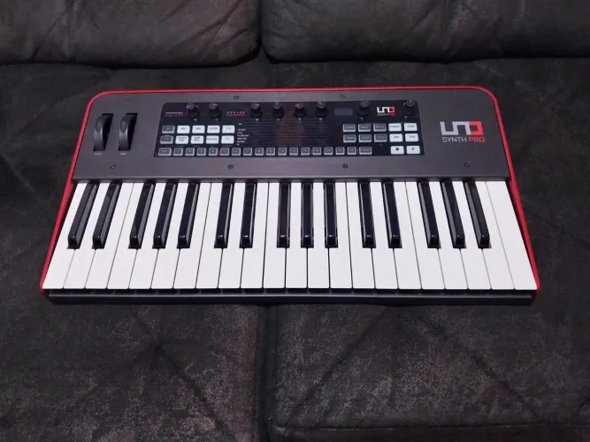 Sintetizador analógico UNO Synth Pro - na caixa