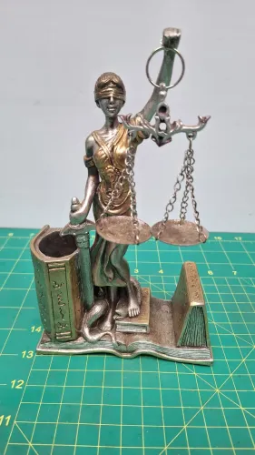 Deusa Da Justiça Themis Estatua Direito Porta Caneta Cor Bronze