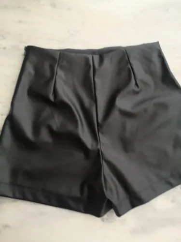 Shorts de Couro Sintético Elegante