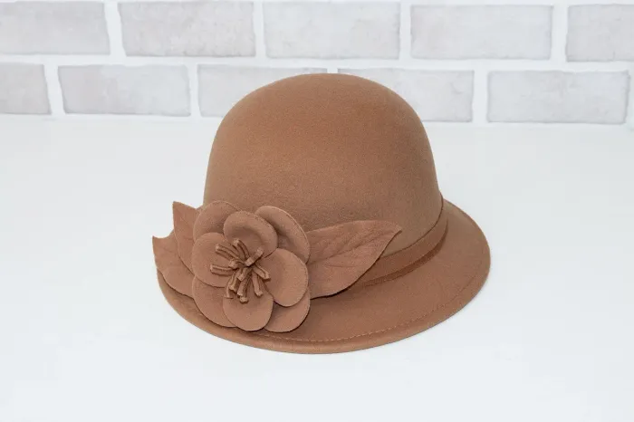 Chapéu bege com flor