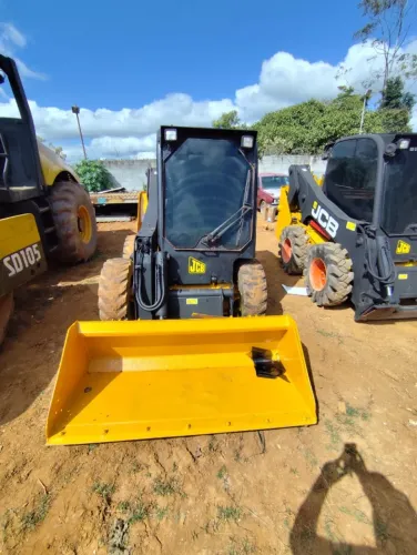 Minicarregadeira JCB 190 revisada 2018 operacional oportunidade trocas garfo concha