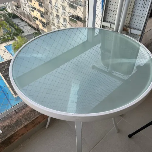 Mesa de ferro com tampo de vidro para varanda 