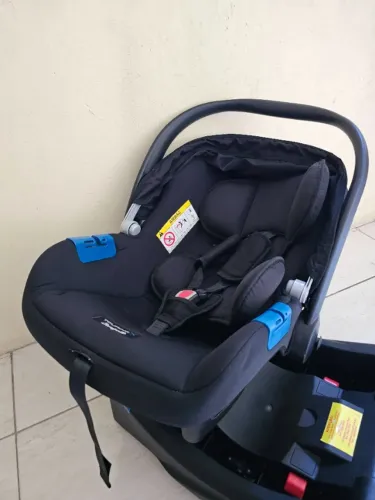 Carrinho de bebê Burigotto Rio K com bebê conforto