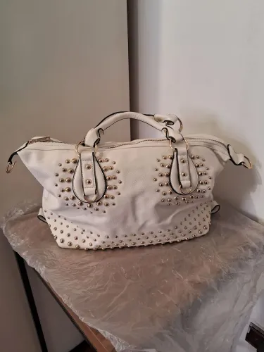 Bolsa de mão branca com detalhes dourados.Produto novo .