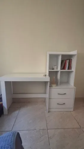 Escrivaninha com estante e gavetas - Perfeita para estudo!