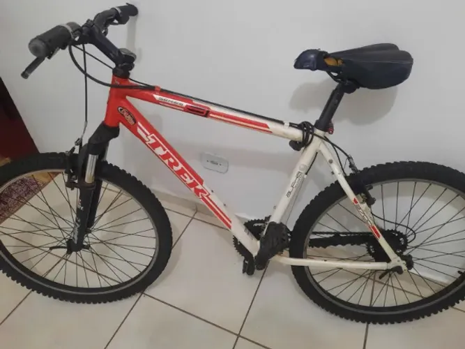 Bicicleta Trek Alpha 3700 - Aro 26, 24 marchas, suspensão dianteira