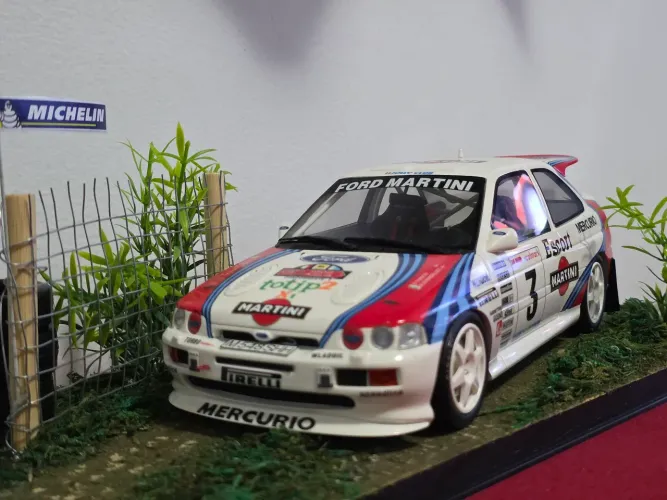 Diorama 1:18 rally com mts detalhes incríveis com escort martini