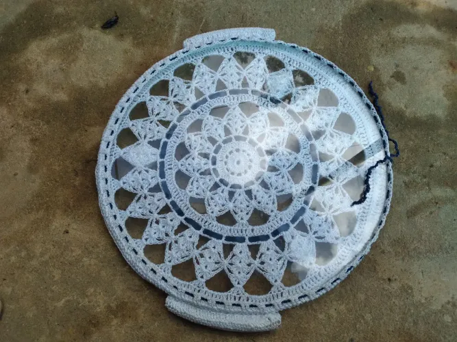 Suporte de vidro com detalhe em crochê artesanal