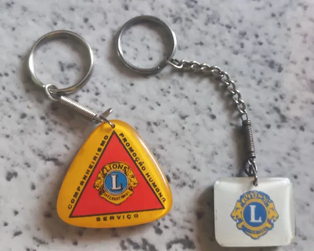 02 chaveiros antigos Lions clube internacional anos 70 l18 coleção enfeite decoração raro