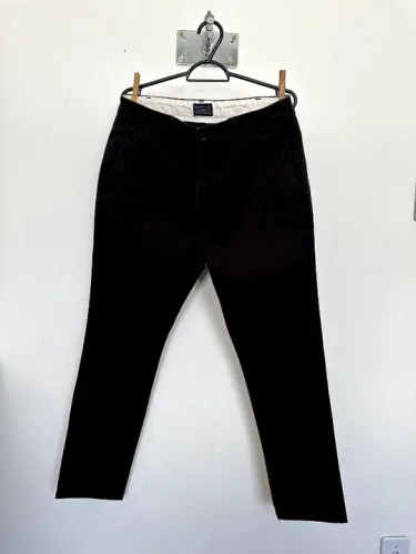 Calça Levi's Chino preta, tamanho W32 (BR 40)