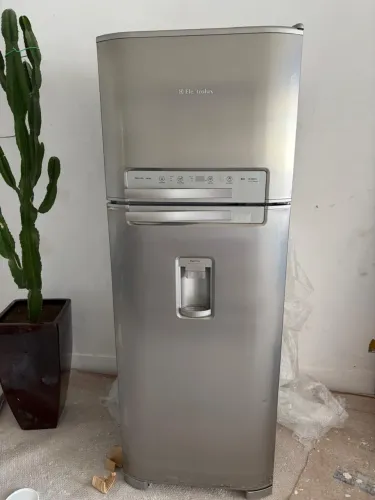 Geladeira Electrolux DW50X  (com dispenser de água na porta) 