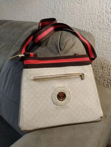 Bolsa de Ombro Clássica com Detalhes Elegantes