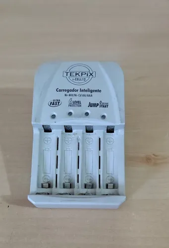Carregador de Baterias Tekpix i-Cell12 4 Pilhas AA/AAA