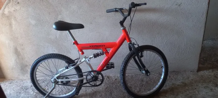 Vendo bicicleta infantil aro 20 com pouco uso.