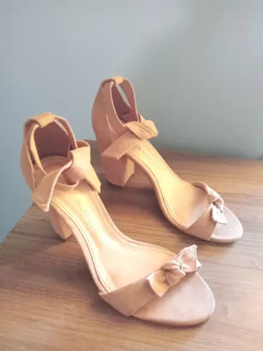 Sandália Narducci Camurça n° 35 / Cor: Creme / Usada apenas 1 vez
