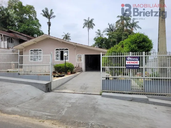 Casa à Venda no Bom Retiro, Joinville  3 Quartos, 185m²