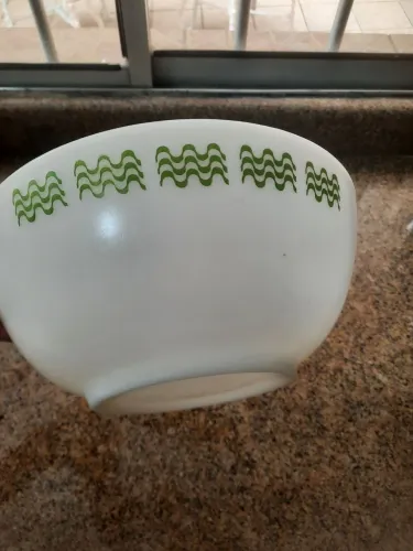 Termo rey boll retrô com detalhes em ondas verdes