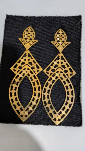 Belos Brincos Dourados Vazados - Elegância Feminina