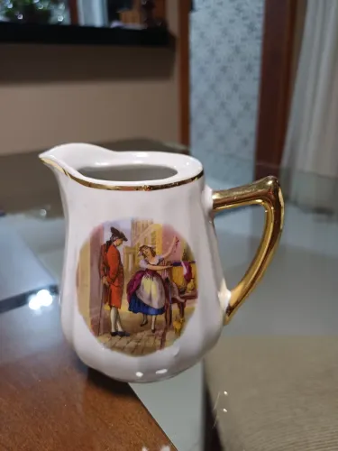 Porcelana Rami Jundiaí.  Leiteira.  Antiguidade 
