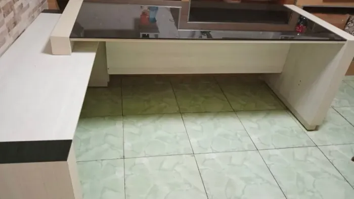 Mesa de Escritório Presidente em L com Tampo de Vidro Fumê Madeira Clara - Semi Nova