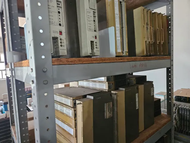 Placas e equipamentos industriais diversos