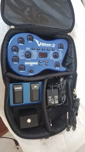 Pedal Multi-Efeitos Behringer V-Amp 2 com pedal tão tempo 