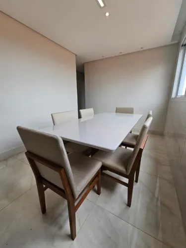 Mesa de Jantar Moderna com 4 Cadeiras de madeira
