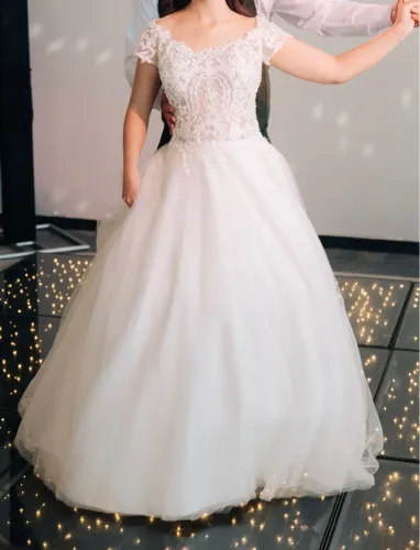 Vestido de noiva elegante e romântico