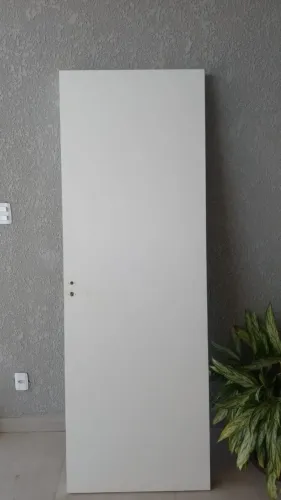 Portas com pequenas avarias