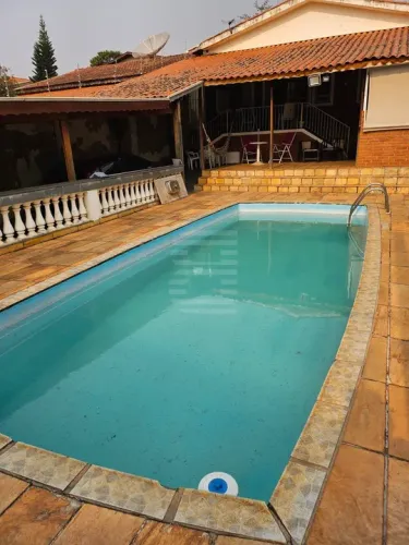 Oportunidade de Retrofit em Endereço Promissor: Casa com Piscina e Suíte